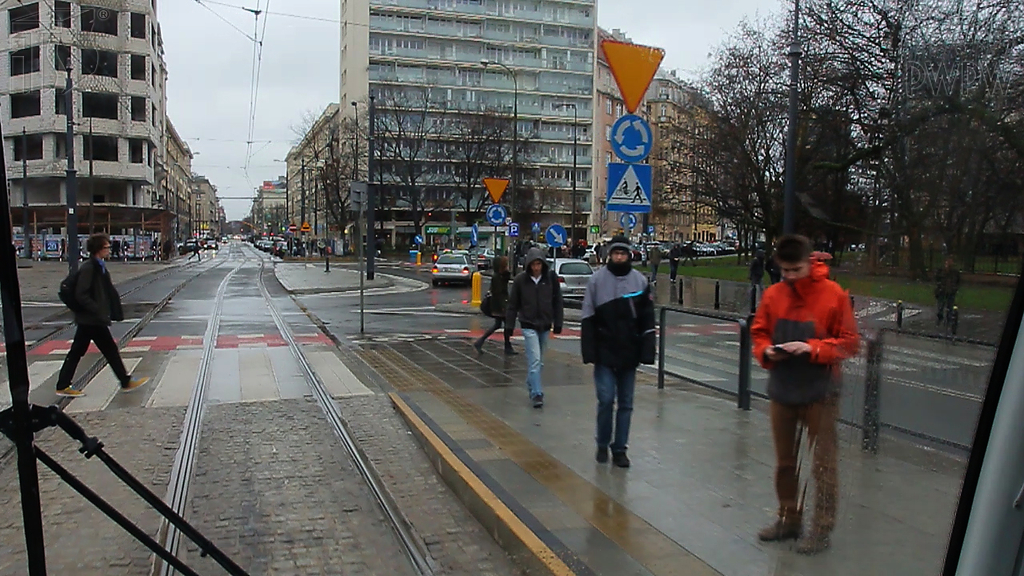 Czy wjeżdżając na tak oznakowane skrzyżowanie masz obowiązek ustąpić pierwszeństwa pojazdom znajdującym się na nim?