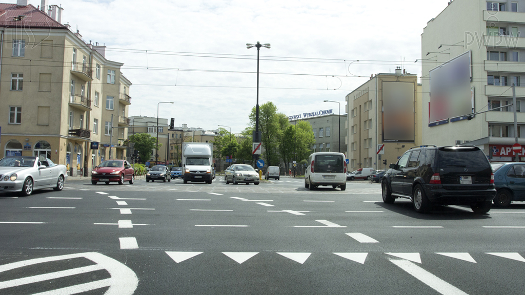 Czy widoczne na tym skrzyżowaniu oznakowanie poziome w postaci linii przerywanej, oznacza kontynuację zajmowanego pasa ruchu?