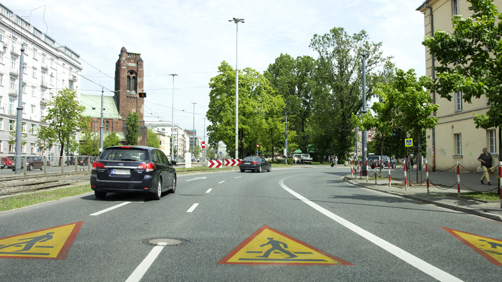 Czy widoczny trójkątny znak poziomy uprzedza Cię o miejscu na drodze, w którym występuje lub może występować niebezpieczeństwo?