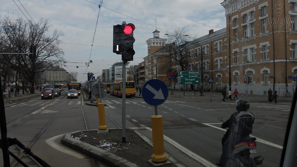 Czy w tej sytuacji, kierujący tramwajem musi czekać aż zapali się światło zielone?