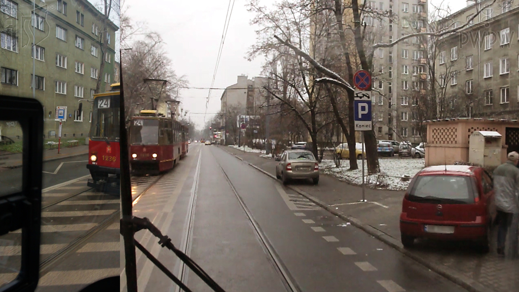 Czy przejeżdżając obok tramwaju stojącego na przystanku nieznajdującym się przy chodniku masz obowiązek zachować szczególną ostrożność?