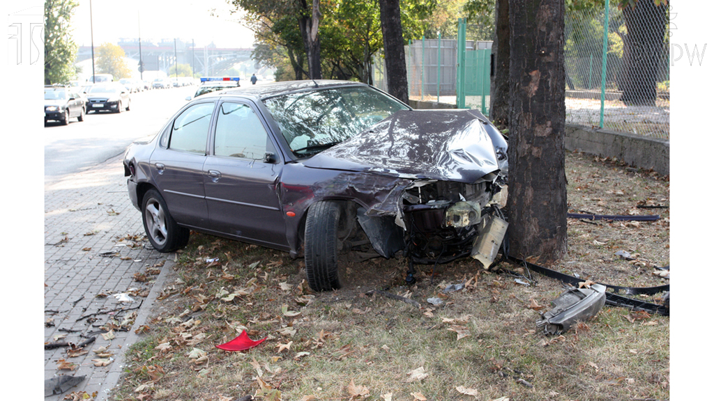Którą z tych czynności ma obowiązek wykonać uczestnik wypadku drogowego, w którym są ranni?