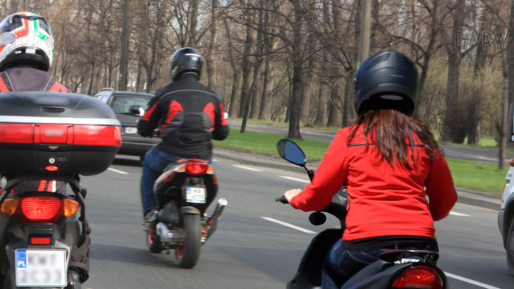 Jaka maksymalna liczba motorowerów może jechać w zorganizowanej kolumnie?