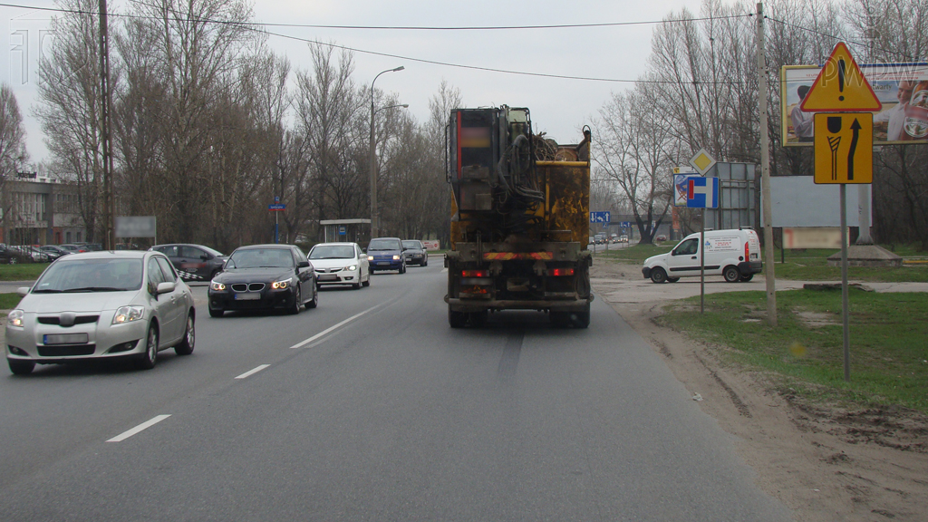 Od czego, w szczególności, zależy bezpieczny odstęp, który powinieneś zachować jadąc za innym pojazdem?