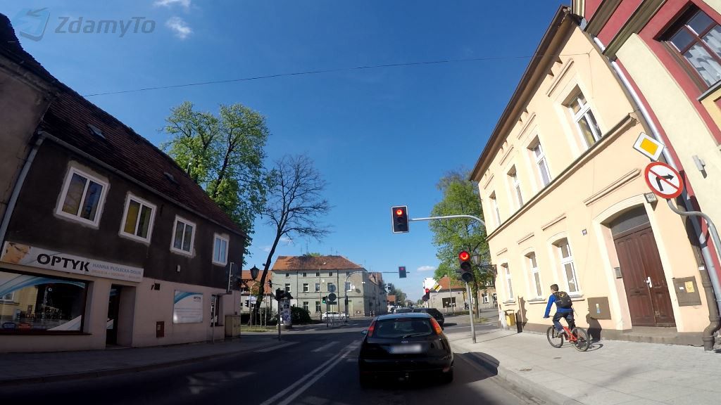 Jaki odstęp od poprzedzającego pojazdu musisz utrzymać stojąc przed skrzyżowaniem i czekając na sygnał zielony?