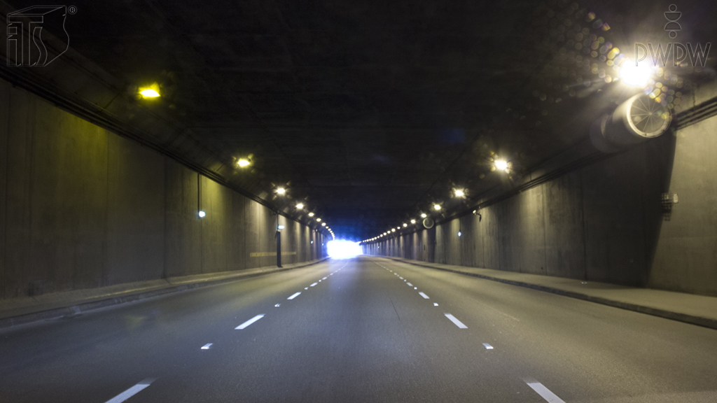 Czy w tej sytuacji możesz jechać na wprost dowolnym pasem ruchu, gdy w tunelu nie ma innych pojazdów?