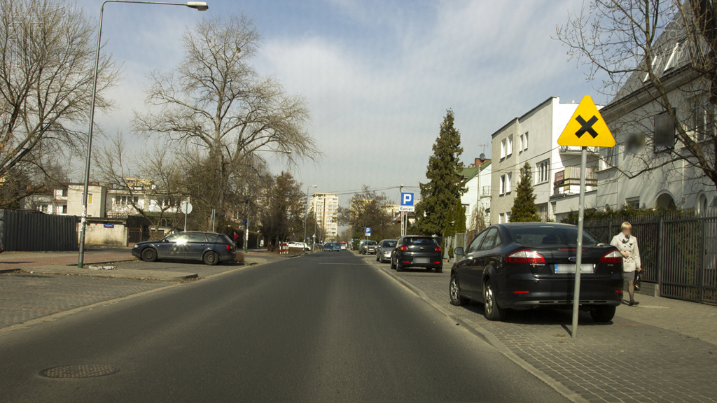 Czy jadąc z prędkością 50 km/h i mając niedostateczną widoczność po prawej stronie, powinieneś na tym skrzyżowaniu zmniejszyć prędkość?