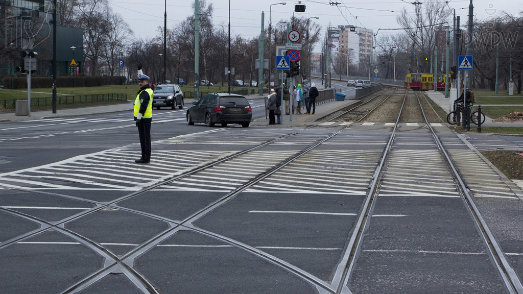 Czy uniesiona ręka policjanta oznacza mającą nastąpić zmianę nadawanego sygnału?