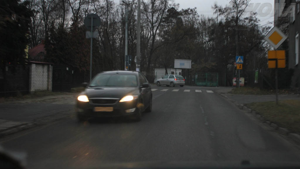 Czy w dzień zabronione jest ostrzeganie światłami drogowymi, jeżeli może spowodować to oślepienie innych kierujących?