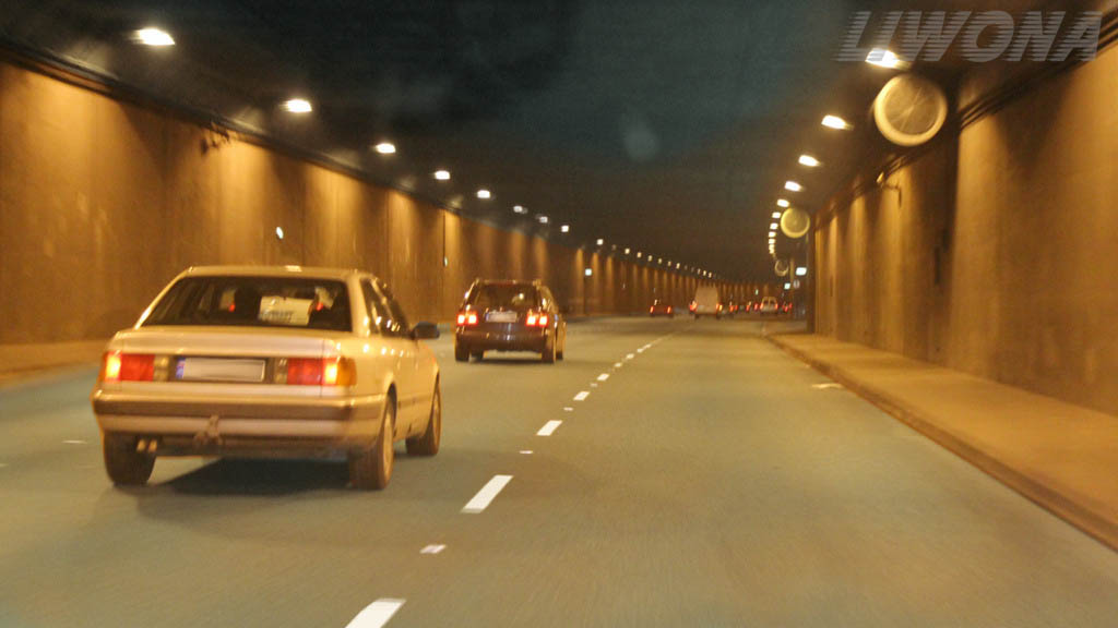 Czy kierując samochodem osobowym w tunelu o długości 600 m położonym w obszarze zabudowanym, masz obowiązek utrzymywać odstęp od poprzedzającego pojazdu nie mniejszy niż 50 metrów?