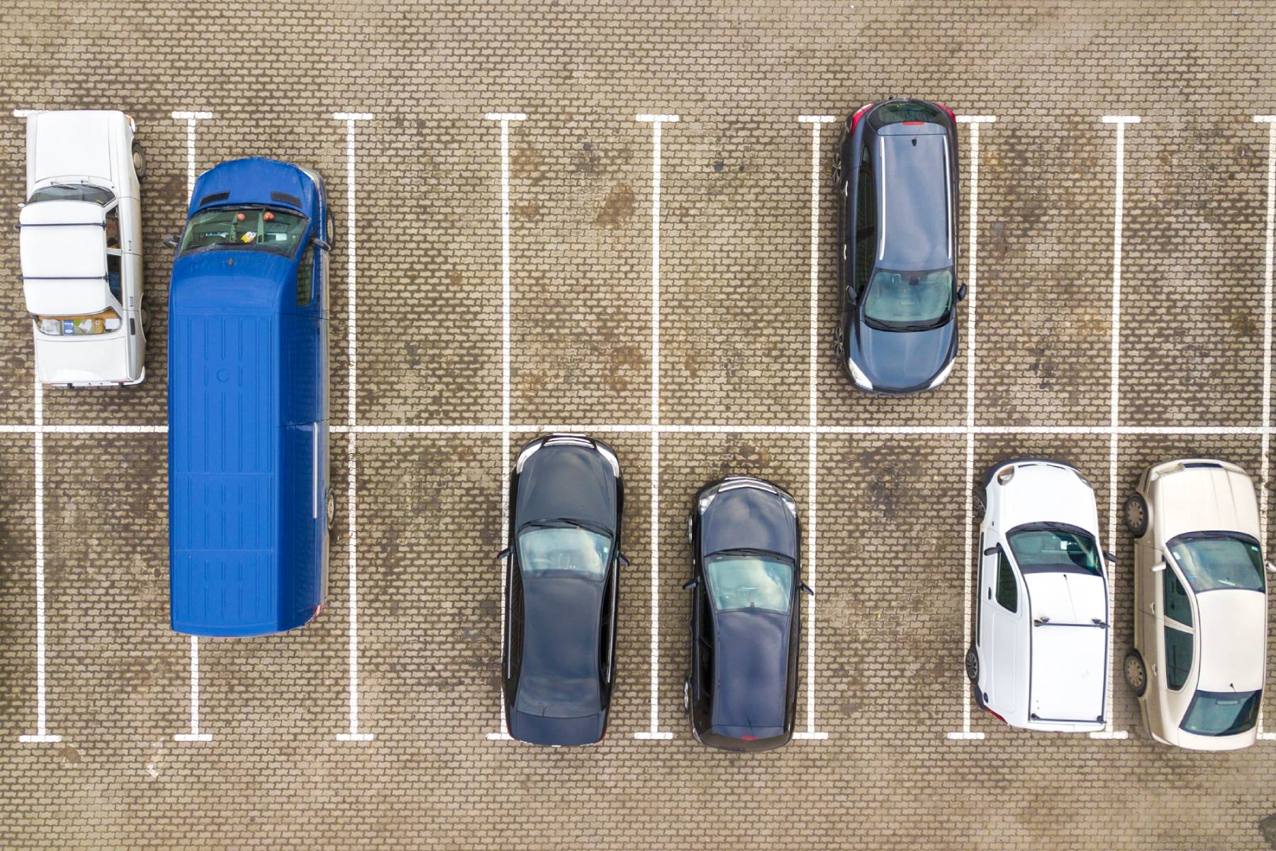 Wykonywanie następujących manewrów parkowania równoległego.