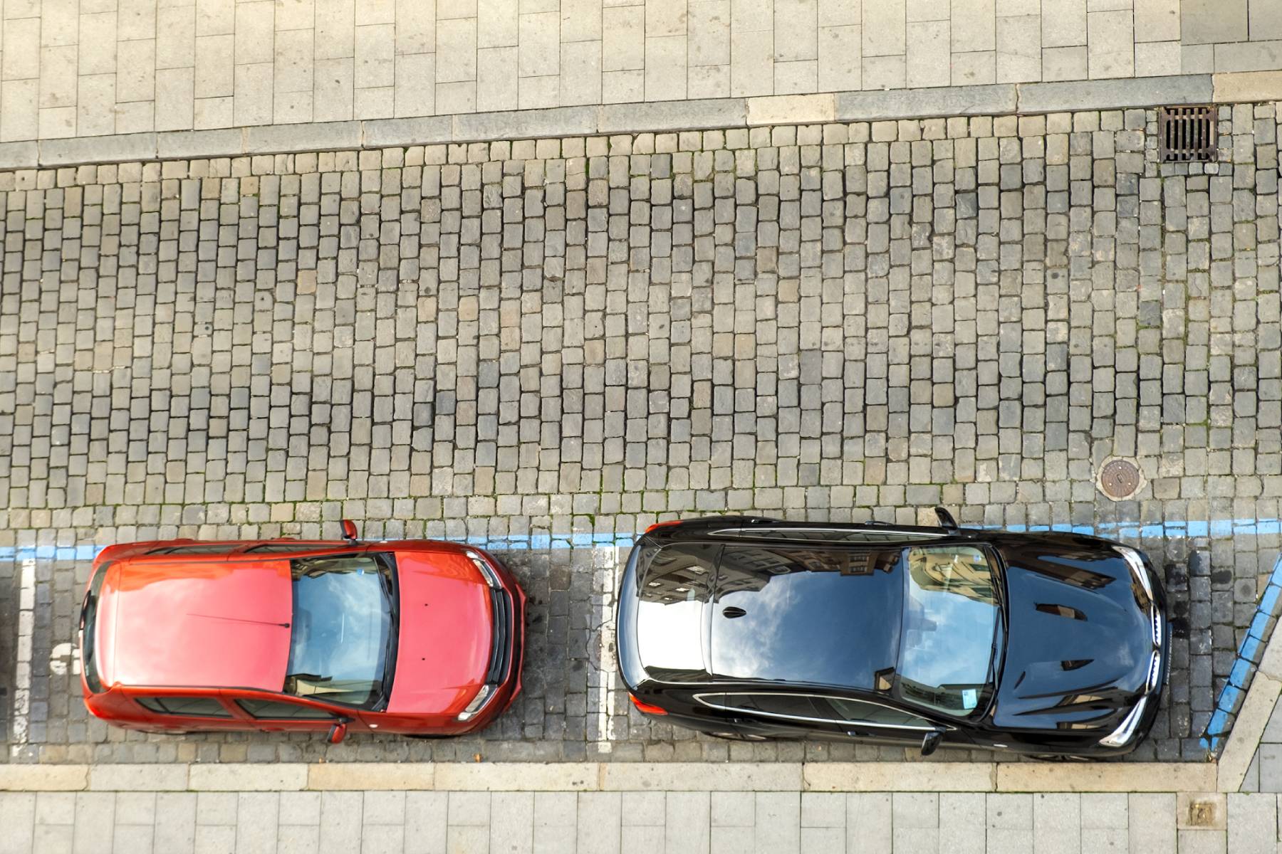 Pojazd parkuje równolegle przy prawej krawędzi jezdni.